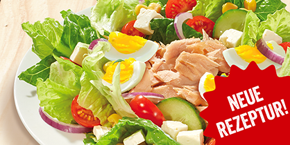 Salat mit Eisberg- und Römersalat, Cherry-Tomaten, Gurken, Mais, Thunfisch, Hirtenkäse und roten Zwiebeln
