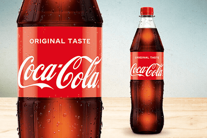 Coca-Cola-Flasche mit rotem Etikett vor neutralem Hintergrund.