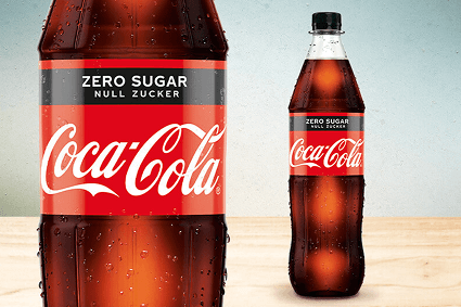 Coca-Cola-Zero-Flasche mit rotem Etikett vor neutralem Hintergrund.