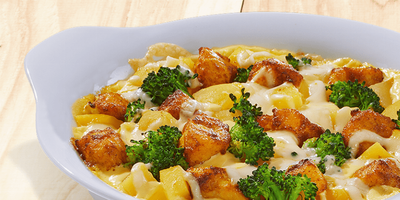 Auflauf mit Kartoffelwürfeln, Curry-Chicken, Broccoli und Sauce Hollandaise.