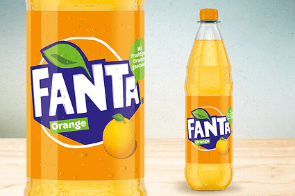 Fanta-Flasche vor neutralem Hintergrund.
