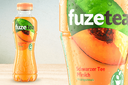 Fuze-Tea-Pfirsich-Flasche vor neutralem Hintergrund.