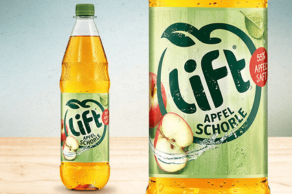 Lift-Apfelschorle-Flasche vor neutralem Hintergrund.