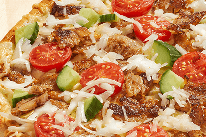 Pizza mit Knoblauchcremé, Hähnchen Döner, Tomaten, Gurken und Krautsalat.