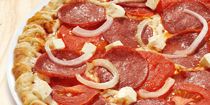 Pizza mit Salami, Tomaten, Zwiebeln und kleinen Käsewürfeln