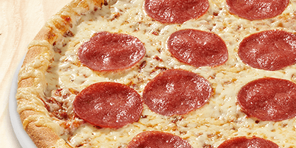 Pizza mit Salami auf heller Käsesauce