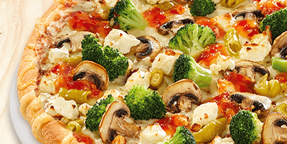 Pizza mit Brokkoliröschen, Champignonscheiben, grünen Peperonistücken, Fetawürfeln und roter Sauce