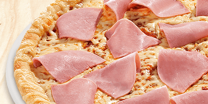 Pizza mit hellbraun gebackenem Rand und großflächig verteilten rosa Schinkenstücken auf heller Käsebasis.