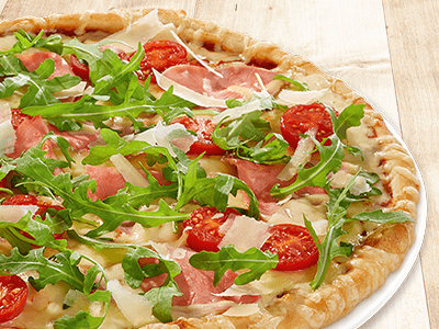 Pizza mit Parmaschinken, Rucola, Kirschtomaten und gehobeltem Parmesan.