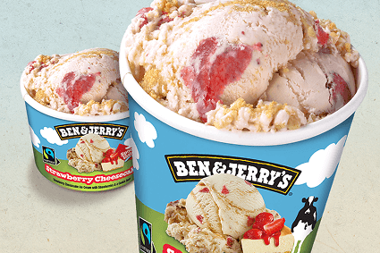 Becher Ben & Jerry’s Strawberry Cheesecake Eis mit Erdbeersauce.