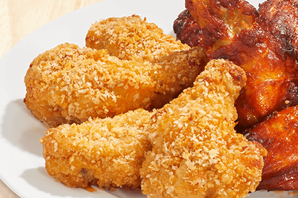 4 Crunchy Chicken Wings und 4 Chicken Wings auf einem Teller