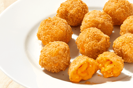 Mac N' Cheese Bites mit cremiger Käsefüllung.