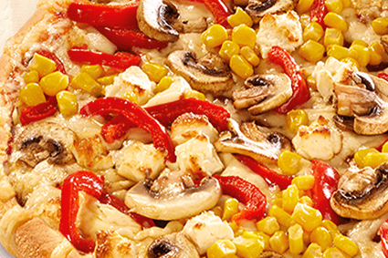 Pizza Charlotte mit Mais, Paprika, Hirtenkäse und Pilzen