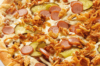 Pizza mit Hot Dog-Würstchen, Röstzwiebeln, Gurken nach dänischer Art, Ketchup und Remoulade.