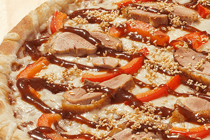Pizza Korea Town mit Fleisch, roter Paprika, Käse, dunkler Sauce und Sesam.