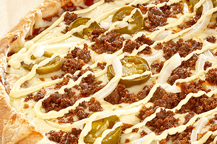 Pizza mit Beef, Jalapeños, Zwiebeln und Sauce Hollandaise.