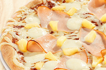 Pizza mit geräucherter Putenbrust, Ananas und Mozzarella.