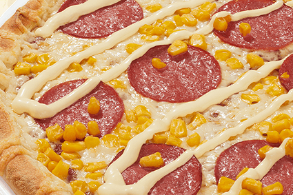 Pizza mit Salami, Mais und Sauce Hollandaise.