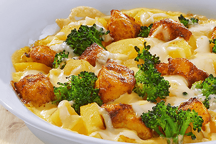 Auflauf mit Kartoffelwürfeln, Curry-Chicken, Broccoli und Sauce Hollandaise.