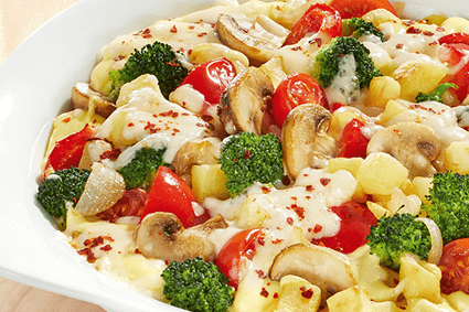 Auflauf mit Kartoffelwürfeln, Broccoli, Zwiebeln, Cherry-Tomaten, frischen Champignons, Paprika, Sauce Hollandaise, verfeinert mit Chili und mit Käse überbacken.