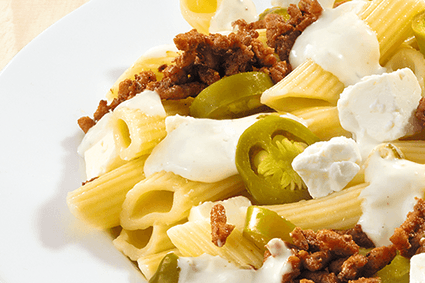 Pasta mit Beef, Hirtenkäse, Jalapeños und Sahne-Sauce.