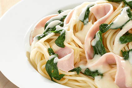 Pasta mit Hinterschinken, Blattspinat und Sahne-Sauce.