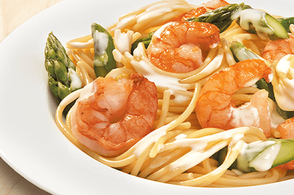 Pasta mit Black Tiger Garnelen, grünem Spargel und Sahne-Sauce.