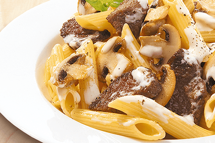Pasta mit saftigen Rindfleisch-Streifen, frischen Champignons und Sahne-Sauce.