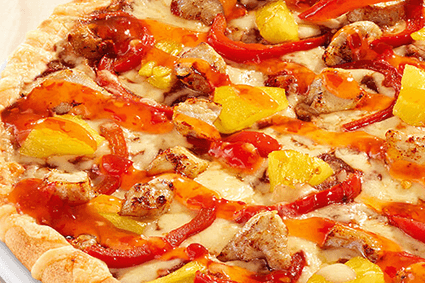 Pizza mit Hähnchenbrustfilet, Paprika, Ananas und Sweet Chili Sauce.