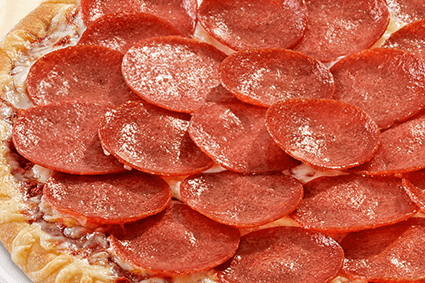 Pizza mit doppelt Salami auf dem Käse.