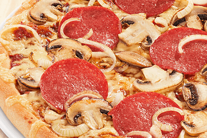 Pizza mit Salami, frischen Champignons und Zwiebeln.