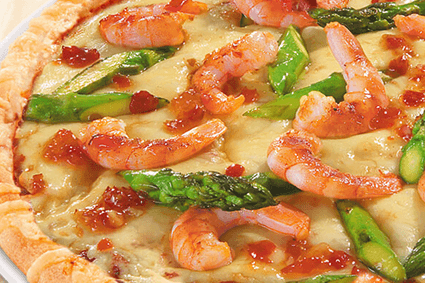 Pizza mit Black Tiger Garnelen, grünem Spargel und Sweet Chili Sauce.