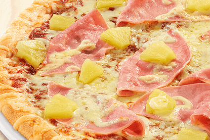 Pizza mit Hinterschinken und Ananas.