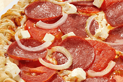Pizza mit Salami, Tomaten, Zwiebeln und kleinen Käsewürfeln