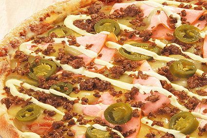 Pizza mit geräucherter Putenbrust (halal), Beef, Jalapeños und Sauce Hollandaise.