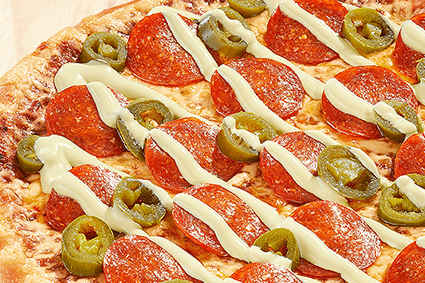 Pizza mit Peperonisalami, Jalapeños und Sauce Hollandaise.