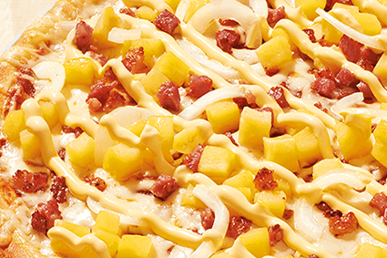 Pizza mit Kartoffelwürfeln, Zwiebeln, Baconwürfeln und Sauce Hollandaise.