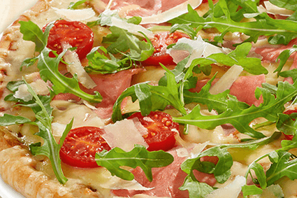 Pizza mit Hinterschinken, Cherry-Tomaten, Rucola und frischem Gran Biraghi.