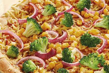 Vegane Pizza mit Broccoli, Mais, roten Zwiebeln und veganem Schmelzgenuss Gouda-Art.