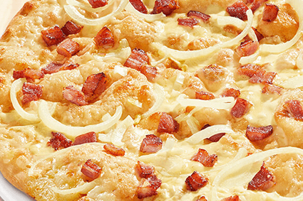 Pizza extra dünn und ohne Rand im Flammkuchenstyle mit Crème fraîche, Baconwürfeln, Zwiebeln und zartem Gouda überbacken.