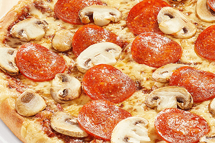 Pizza mit Peperonisalami und frischen Champignons.