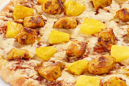 Pizza mit Currychicken und Ananas.
