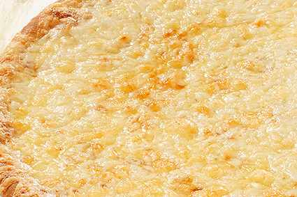 Pizza mit geschmolzenem Käse ohne weiteren Belag