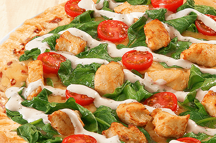 Pizza mit Hähnchenbrustfilet, Blattspinat, Cherry-Tomaten und Knoblauch-Sauce.