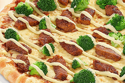 Pizza mit saftigen Rindfleisch-Streifen, Broccoli und Sauce Hollandaise.