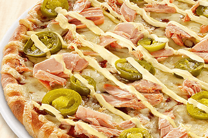 Pizza mit Thunfisch, Jalapeños und Sauce Hollandaise.