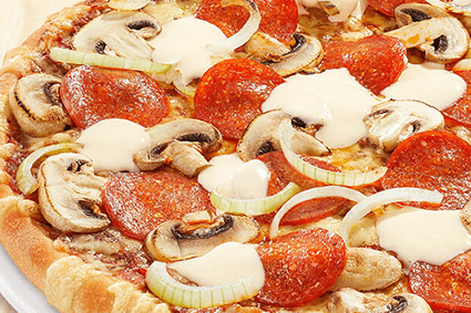Pizza mit Peperonisalami, Zwiebeln, frischen Champignons und Crème fraîche.