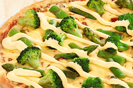 Pizza mit grünem Spargel, Broccoli und Sauce Hollandaise.