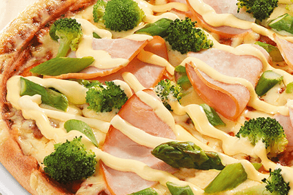 Pizza mit geräucherter Putenbrust (halal), Broccoli, grünem Spargel und Sauce Hollandaise.