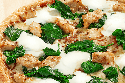 Pizza mit Hähnchenbrustfilet, Blattspinat, einer Prise Knoblauch und Crème fraîche.